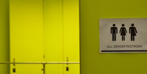 Banheiros neutros em termos de gênero estão caindo em desuso