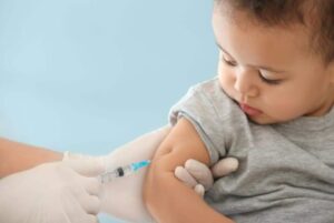 Vacinação contra Covid-19 em bebês e crianças exige mais prudência